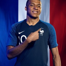 Mbappe mostra a camisola de França de duas estrelas